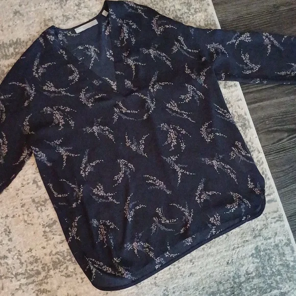 🔥🔥🔥Vince Spring navy blue floral henley blouse S - Picture 6 of 12